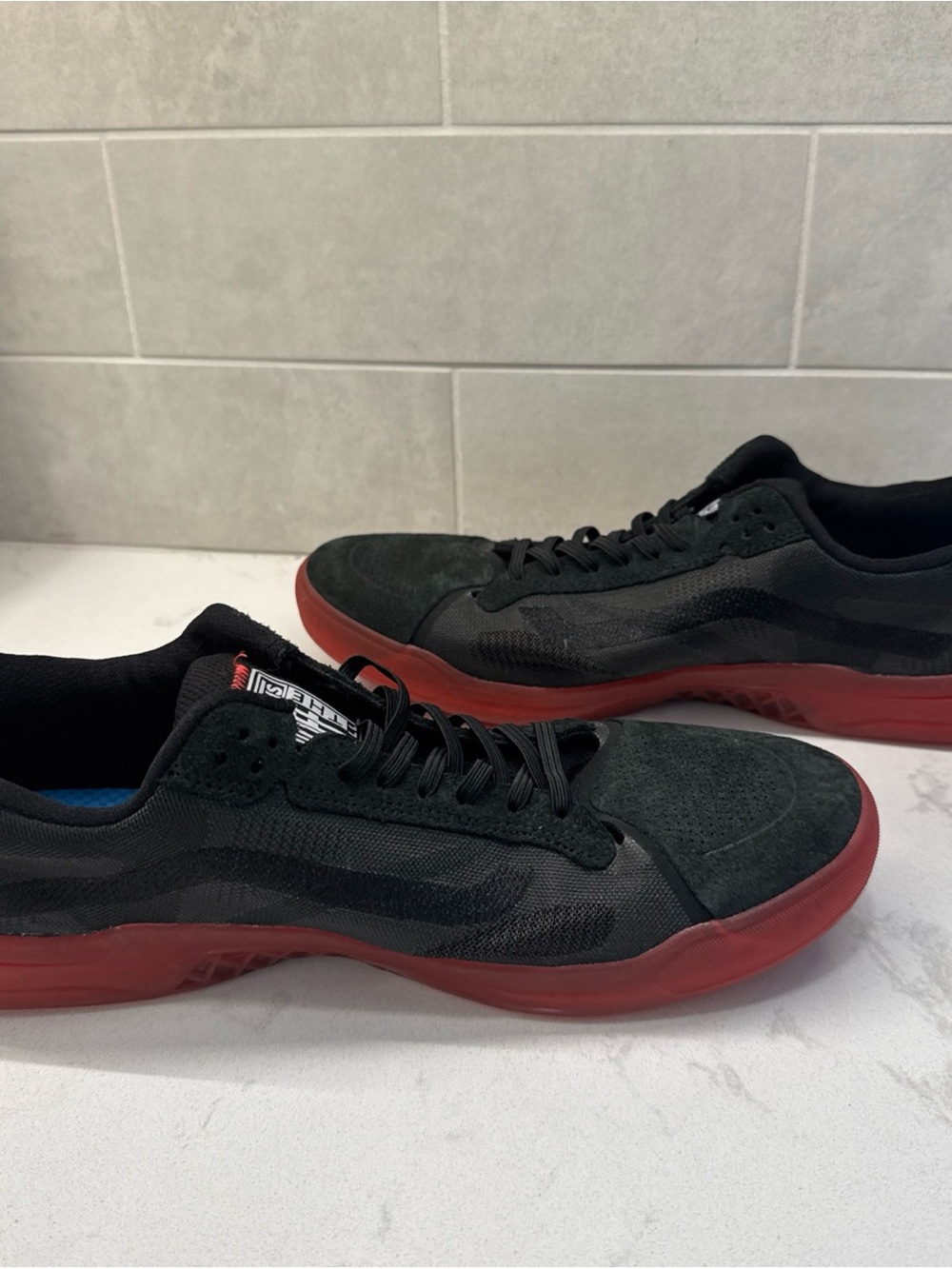 Vans men’s low rise black red sneakers 10.5 - Picture 4 of 9